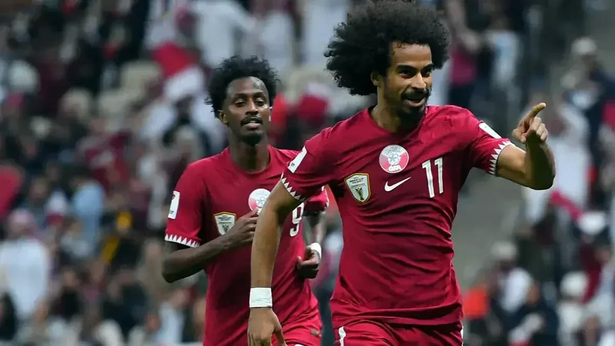 Qətər futbolçusu qol vurur