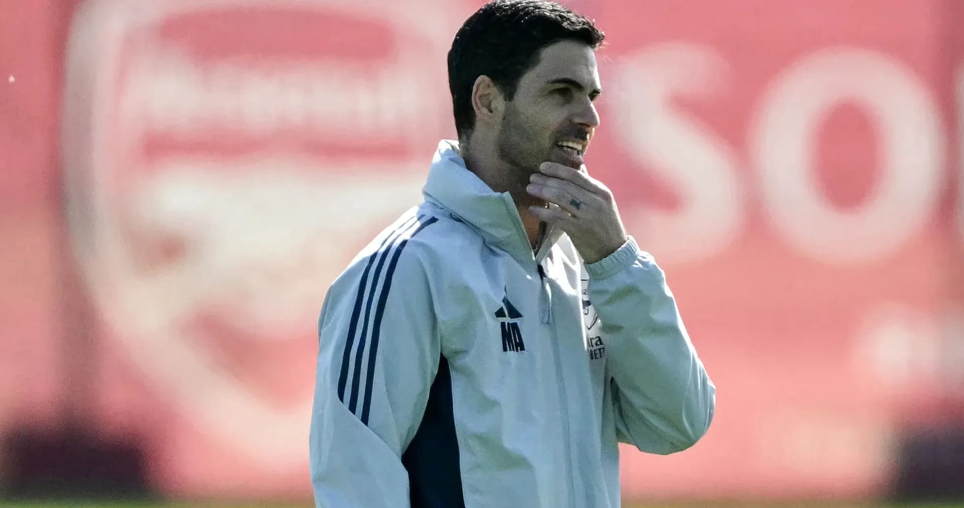 Menecer məşq zamanı düşüncəli görünür