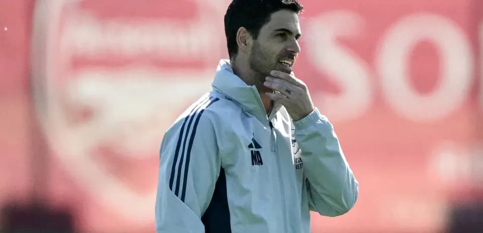 Menecer məşq zamanı düşüncəli görünür