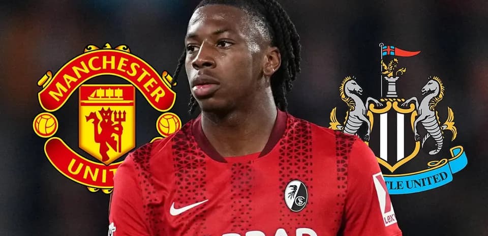 Futbolçu, Manchester United və Newcastle United emblemləri arxasında