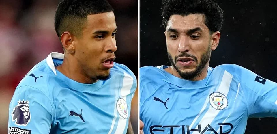 İki futbolçu Manchester City formasında oyun zamanı