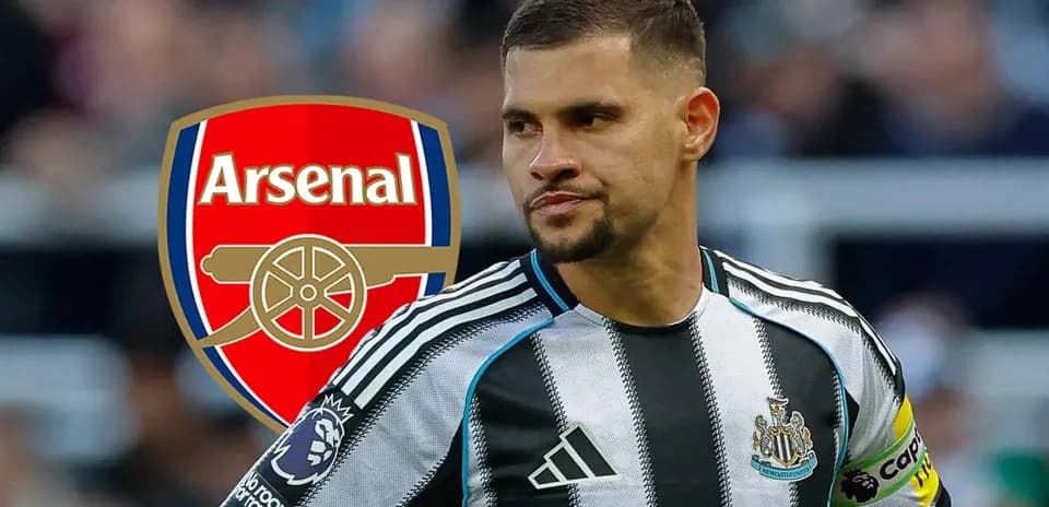 Futbolçu Newcastle formasında Arsenal embleminin yanında