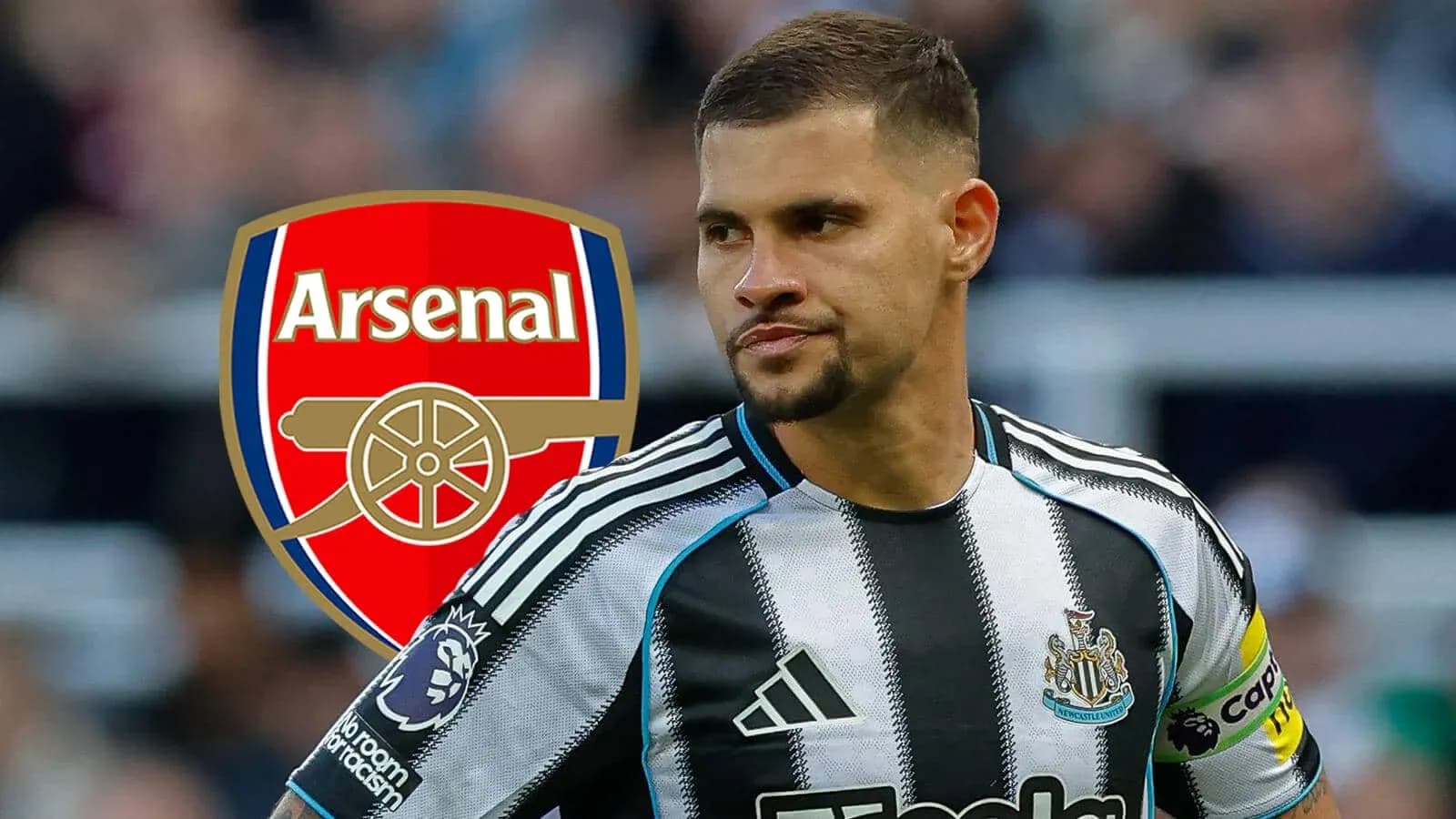 Futbolçu Newcastle formasında Arsenal embleminin yanında