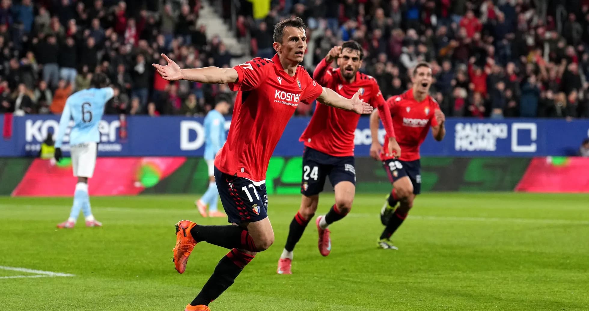Osasuna futbolçusu qol sevinci yaşayır