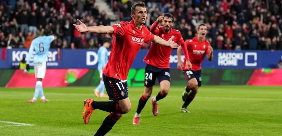Osasuna futbolçusu qol sevinci yaşayır