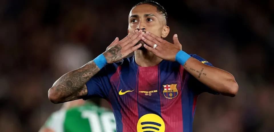 Futbolçu Barcelona formasında qol sevinci yaşayır