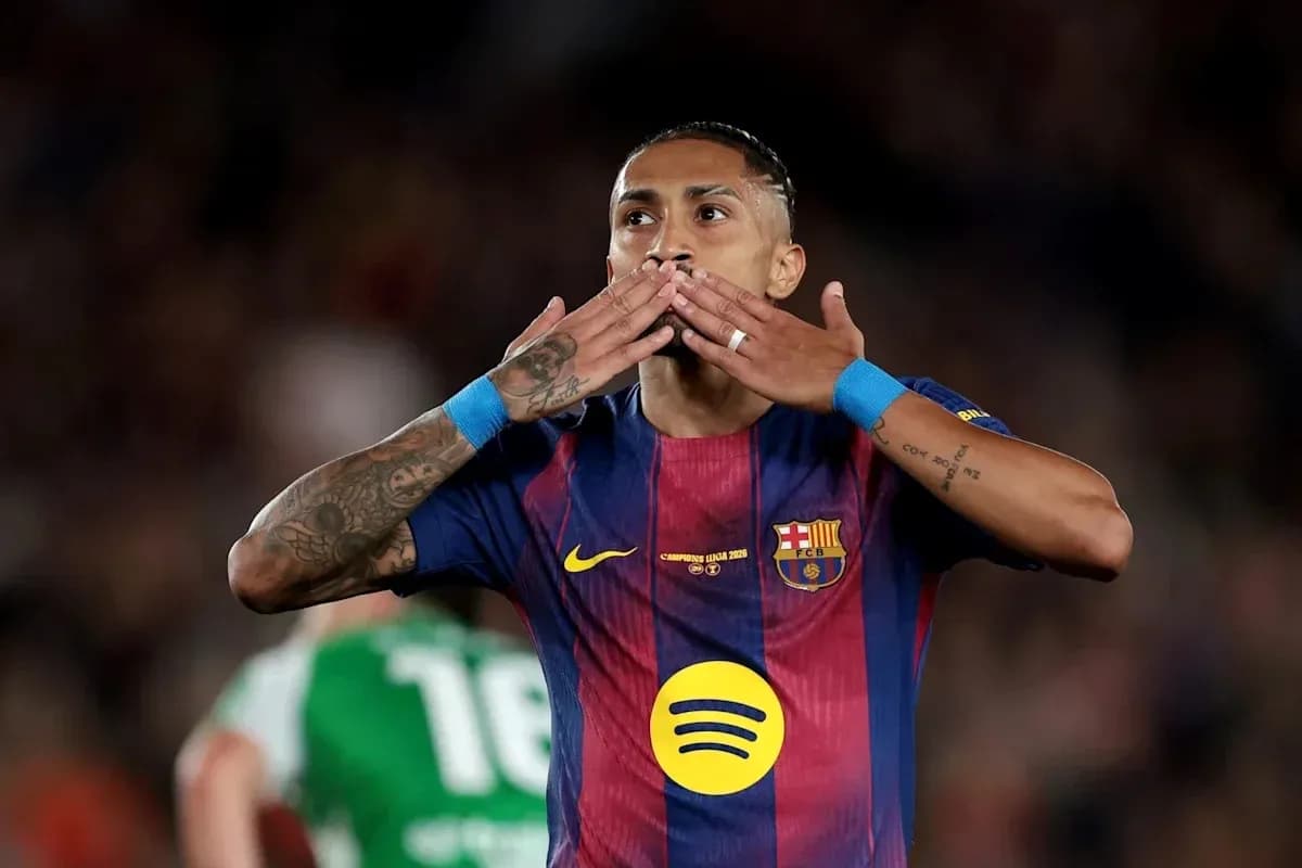 Futbolçu Barcelona formasında qol sevinci yaşayır
