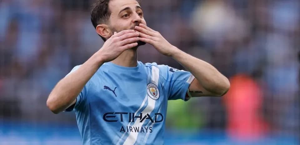 Futbolçu meydanda qol sevincini yaşayır
