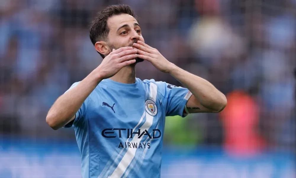 Futbolçu meydanda qol sevincini yaşayır