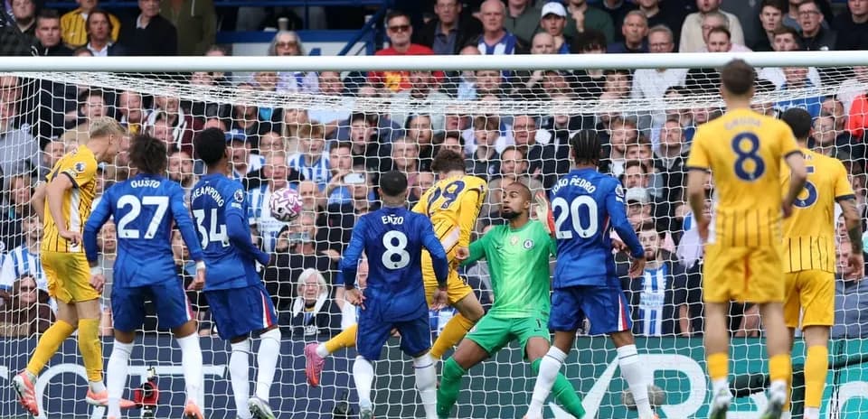 Brighton və Chelsea oyunçuları qapı önündə