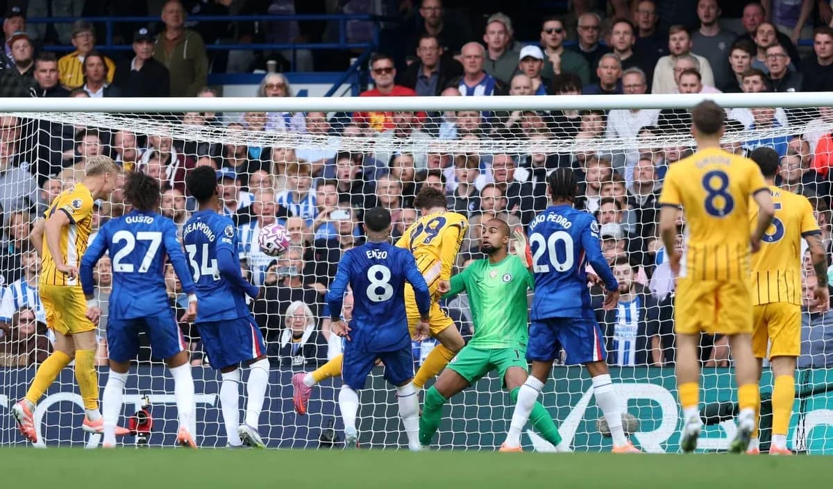 Brighton və Chelsea oyunçuları qapı önündə