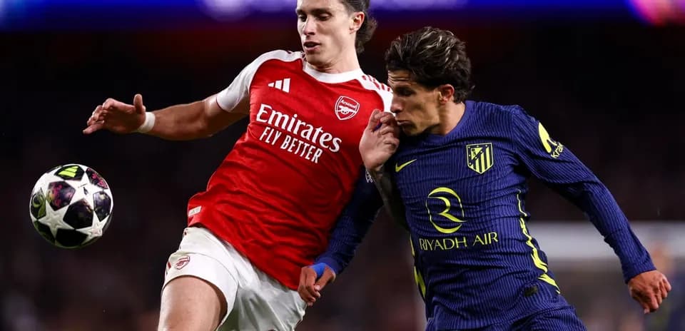 Arsenal and Atlético Madrid players competing for the ball