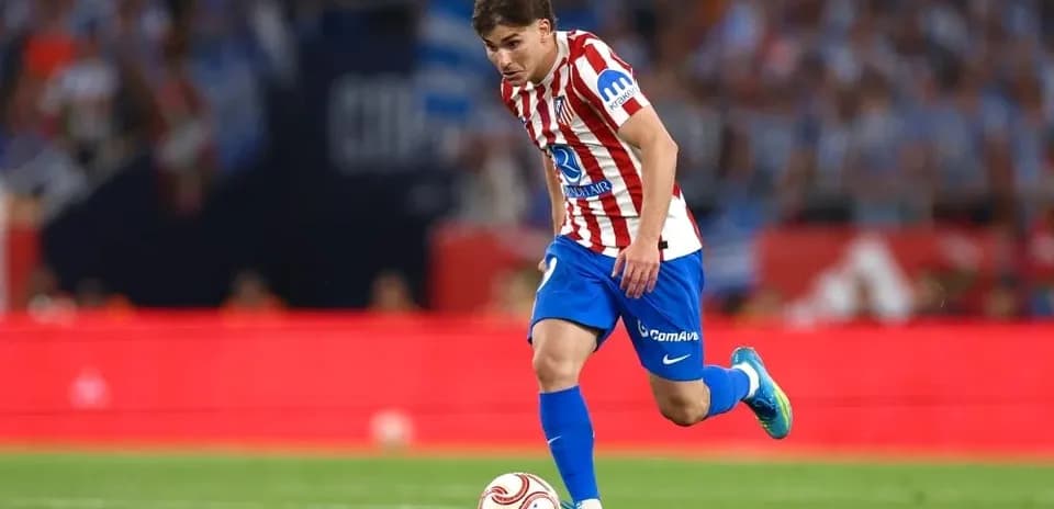 Atletico Madrid player dribbling during match