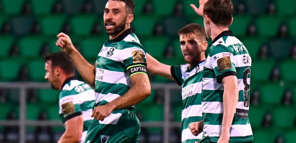 Shamrock Rovers oyunçuları sevinir