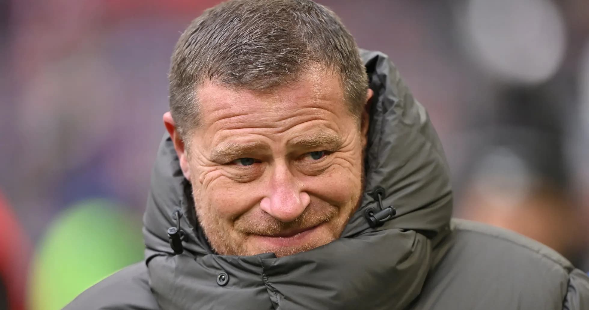 Baş məşqçi soyuq havada geyimində