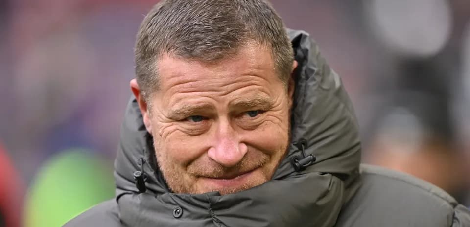 Baş məşqçi soyuq havada geyimində