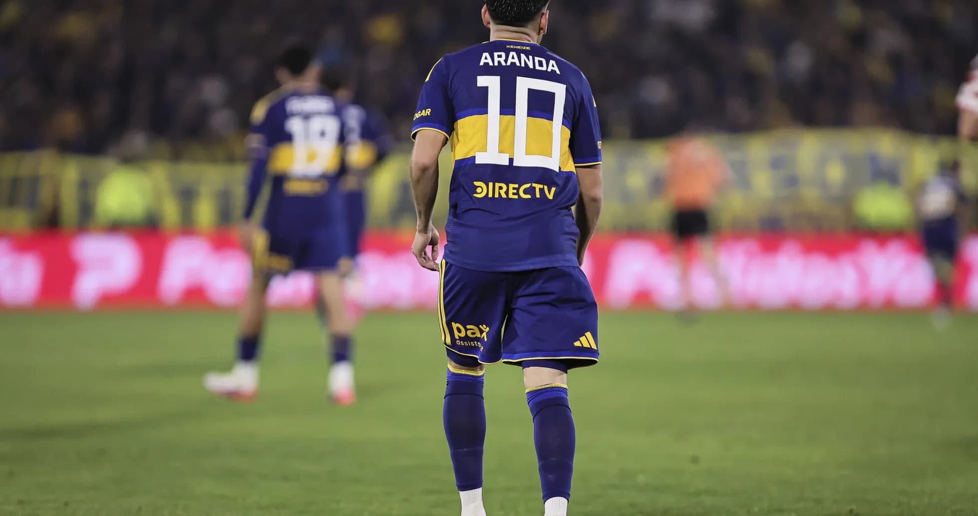 Futbolçu Aranda 10 nömrəli forma ilə meydanda