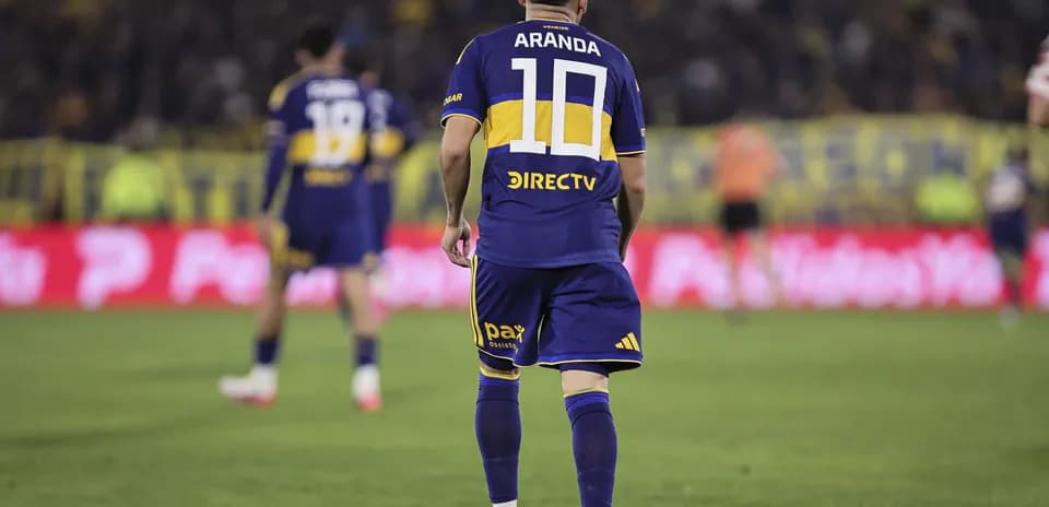 Futbolçu Aranda 10 nömrəli forma ilə meydanda