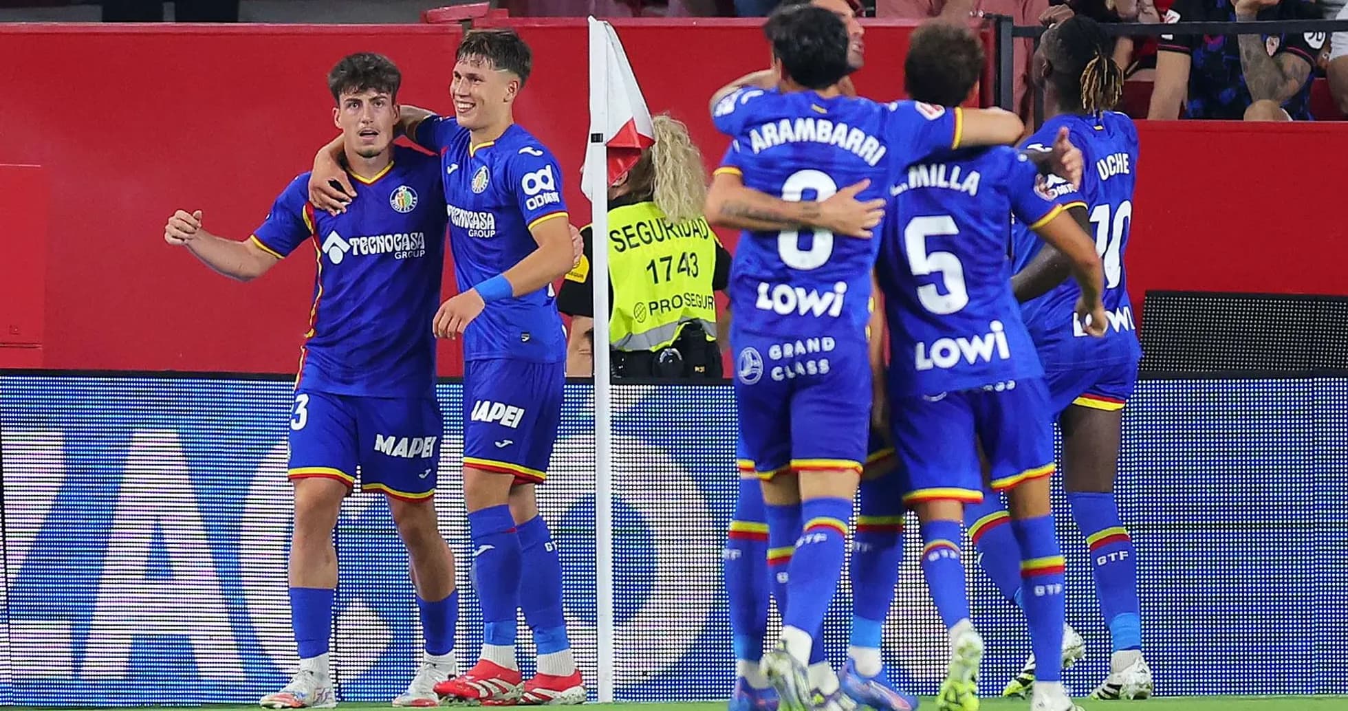 Getafe futbolçuları qolu qeyd edirlər