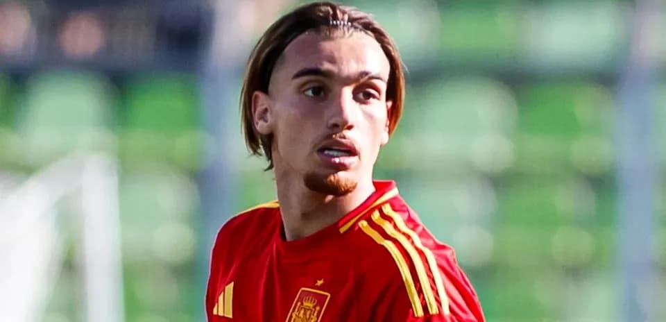Futbolçu İspaniya milli komandasının formasını geyinir