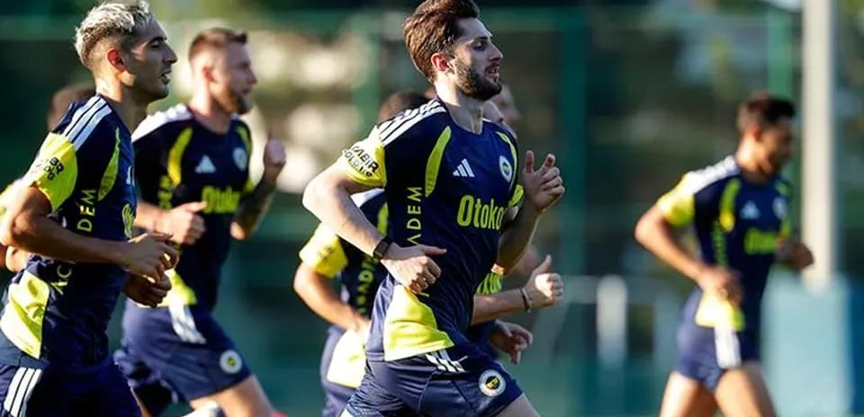 Fenerbahçe futbolçuları məşq edirlər