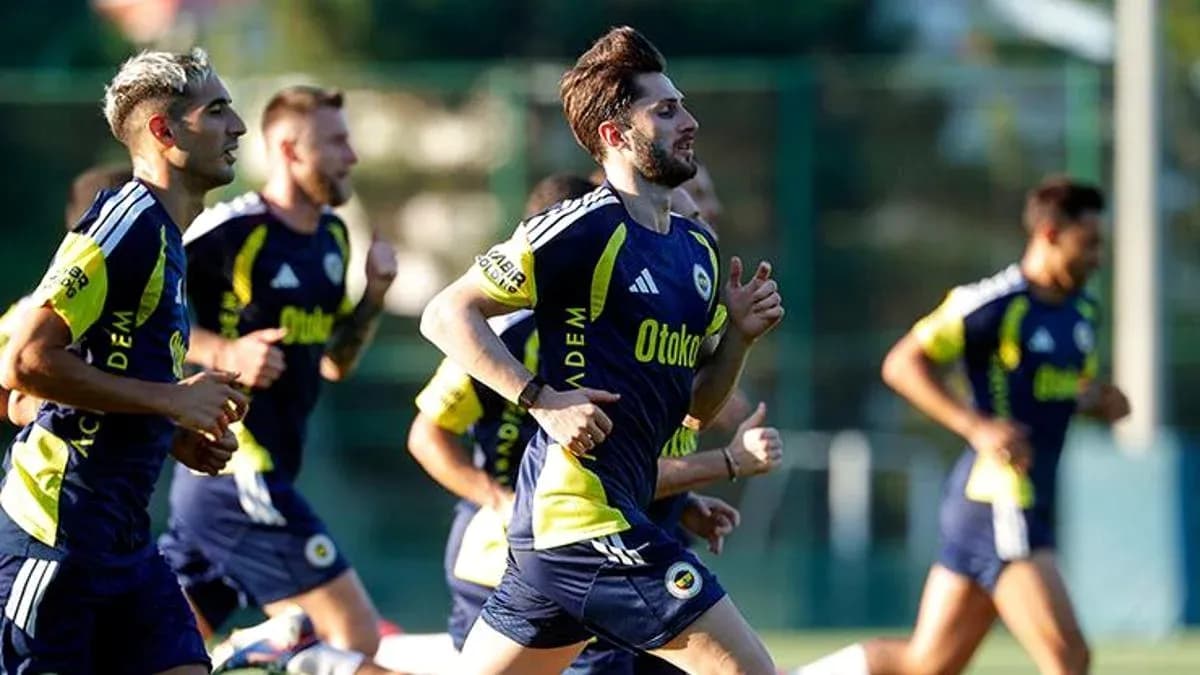 Fenerbahçe futbolçuları məşq edirlər