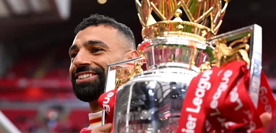 Futbolçu Premier Liqa kubokunu qaldırır