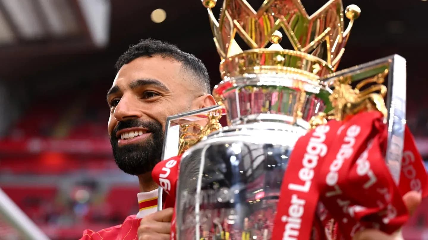 Futbolçu Premier Liqa kubokunu qaldırır