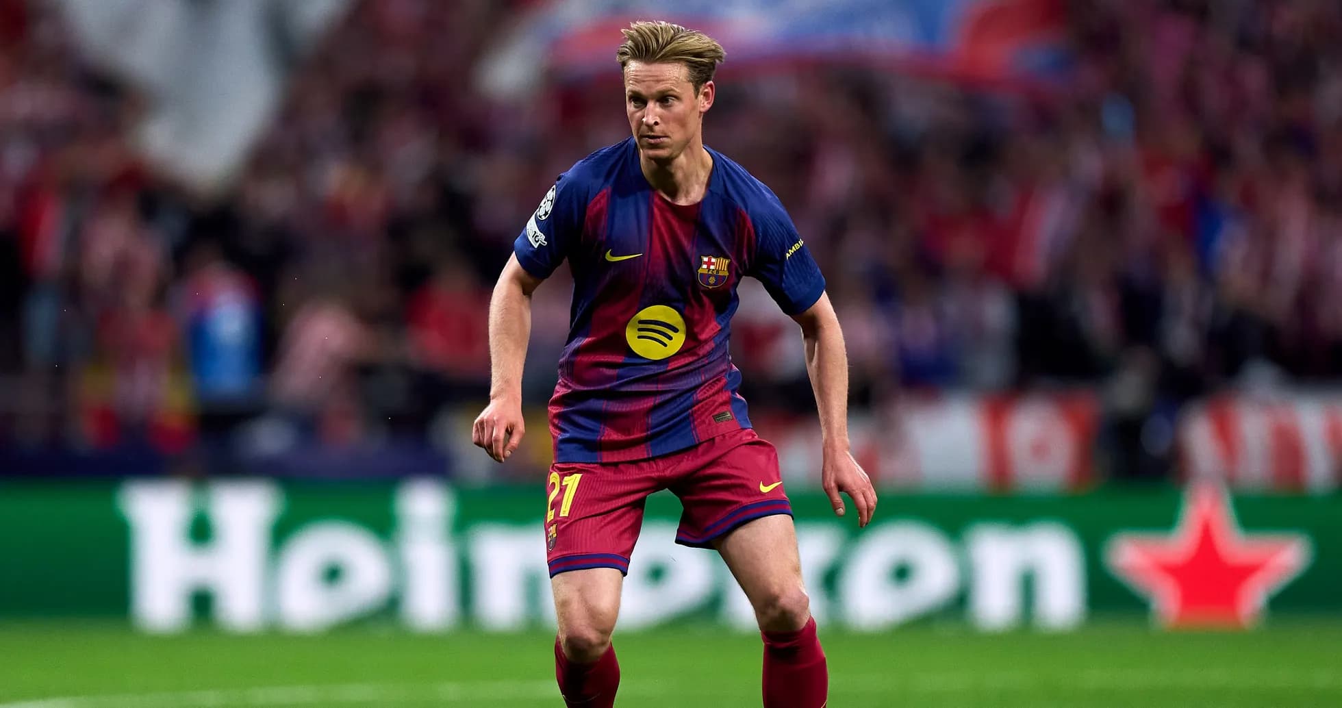 Futbolçu Barcelona formasında topa doğru irəliləyir