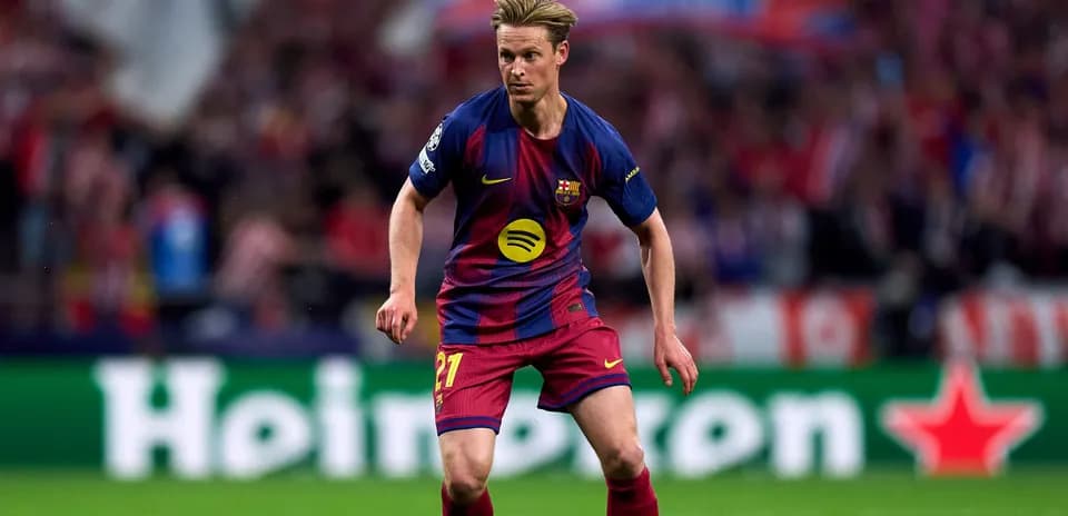 Futbolçu Barcelona formasında topa doğru irəliləyir