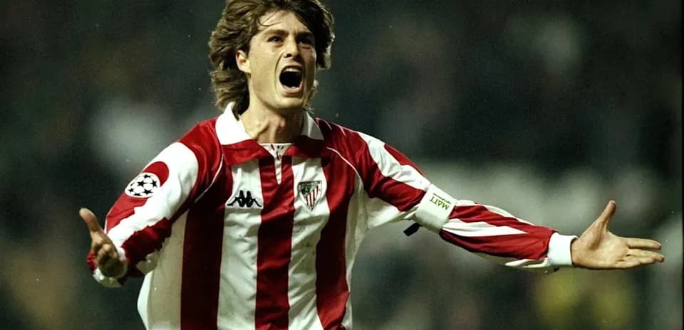 Futbolçu sevinclə qollarını açmış vəziyyətdədir