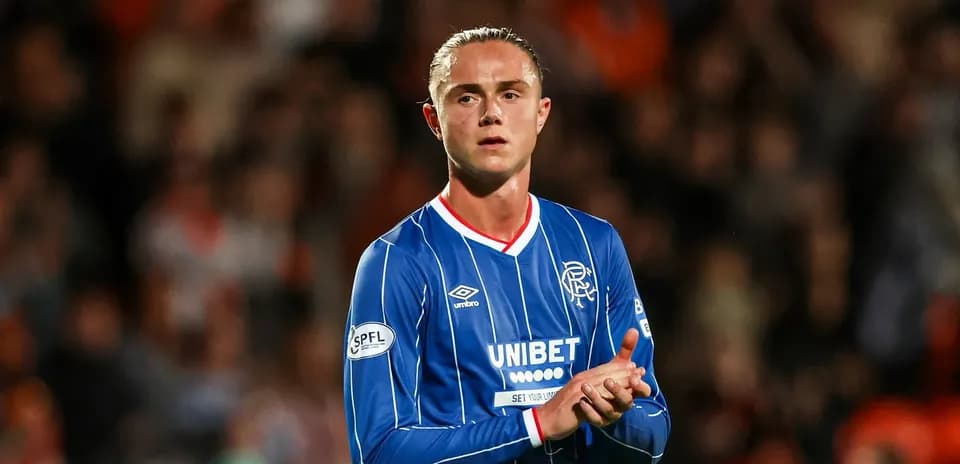 Futbolçu alqış edir, Rangers formasında