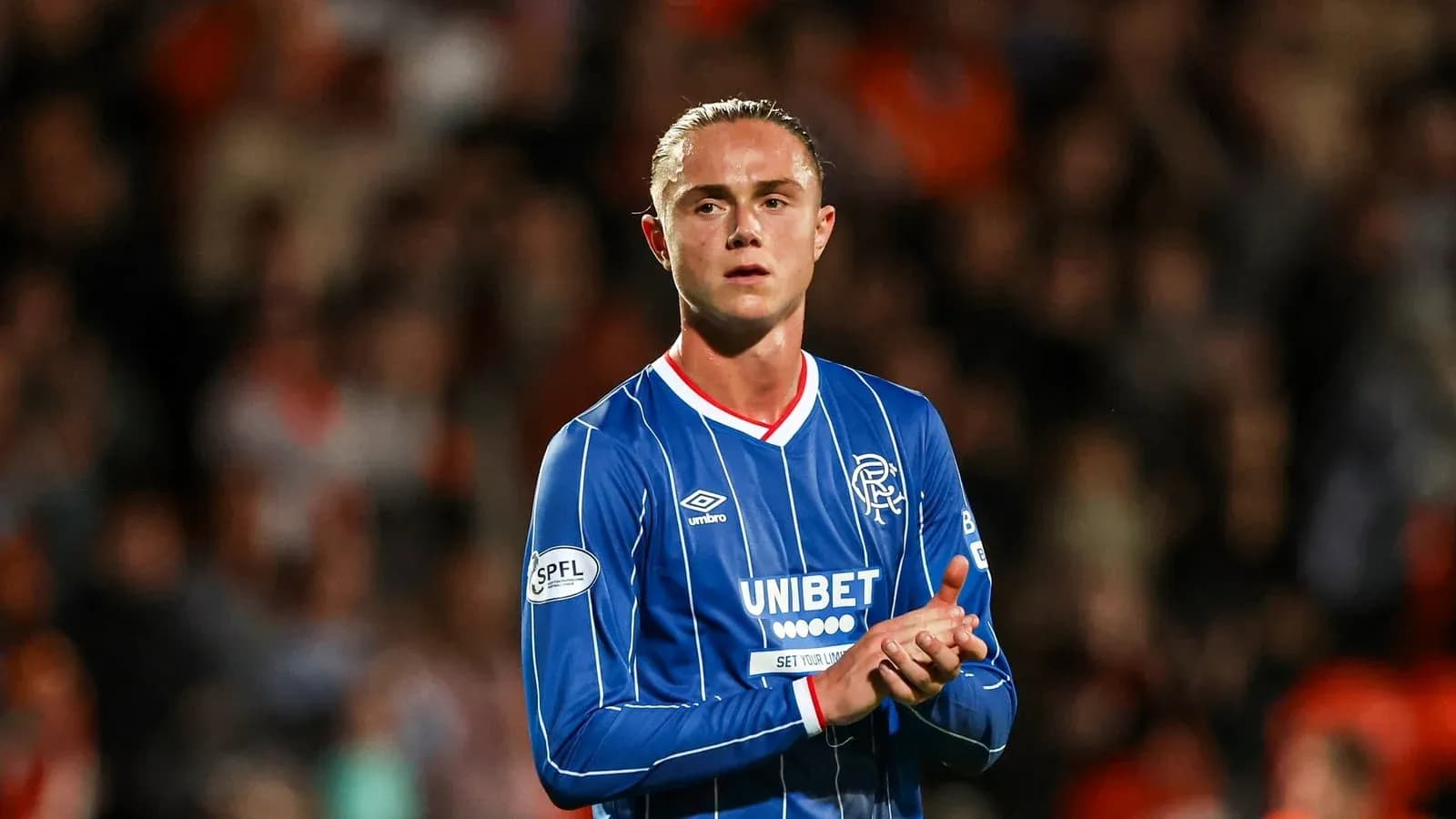 Futbolçu alqış edir, Rangers formasında