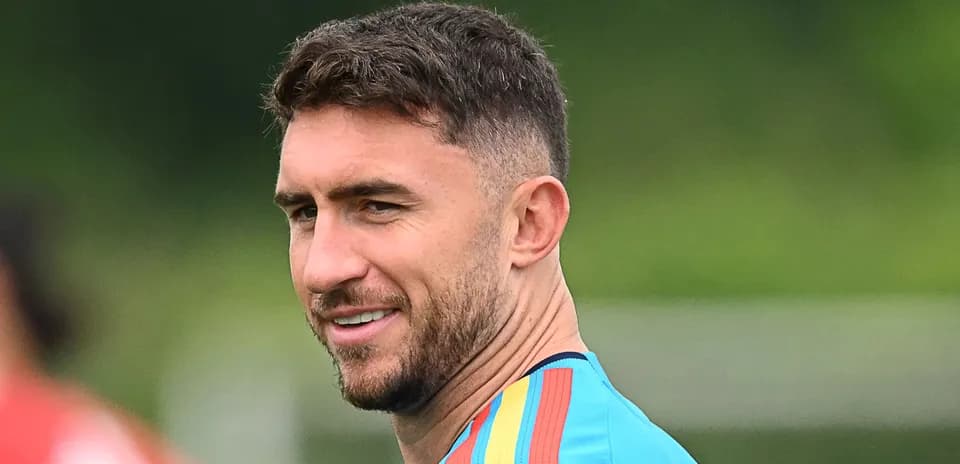 Futbolçu mavi forma ilə təlimdə iştirak edir