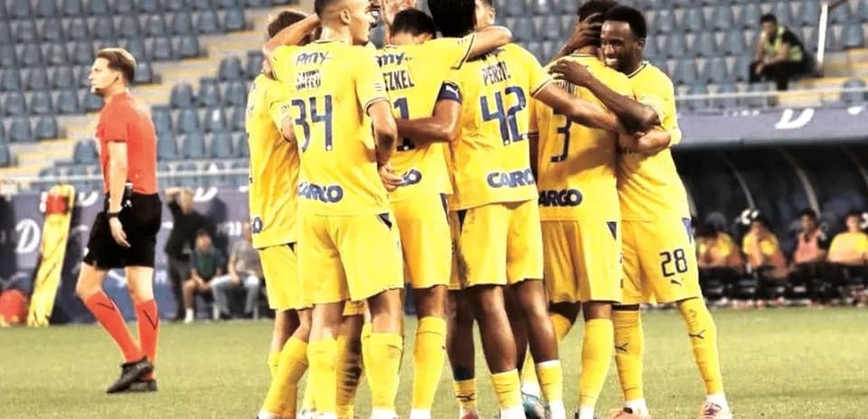 Maccabi Tel Aviv futbolçuları sevinir