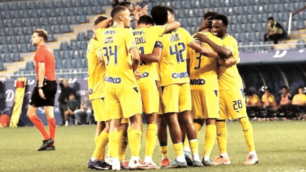 Maccabi Tel Aviv futbolçuları sevinir