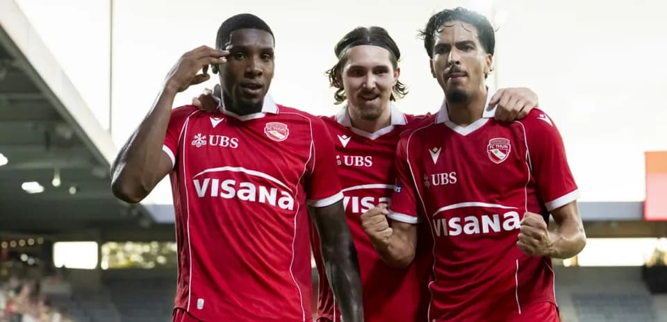 FC Thun futbolçuları qələbəni qeyd edirlər