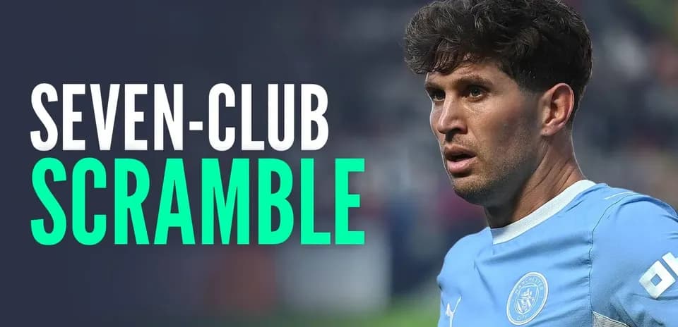 Futbolçu mavi forma ilə oyun zamanı