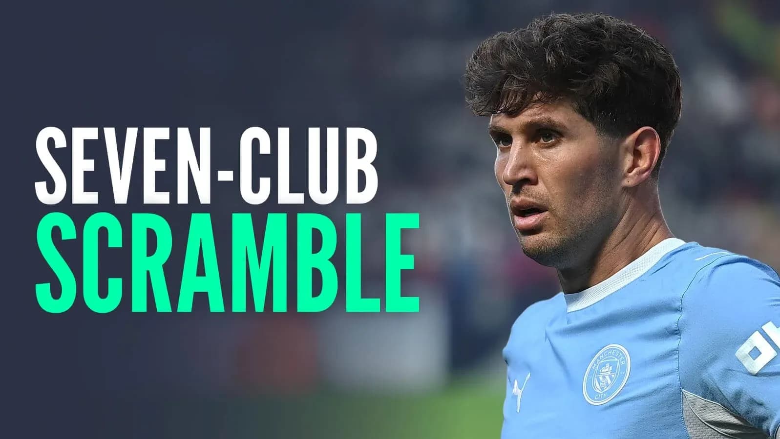 Futbolçu mavi forma ilə oyun zamanı