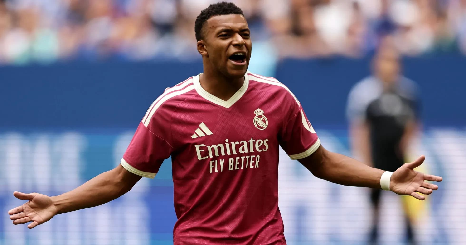 Futbolçu Kylian Mbappé meydanda əllərini açmışdır