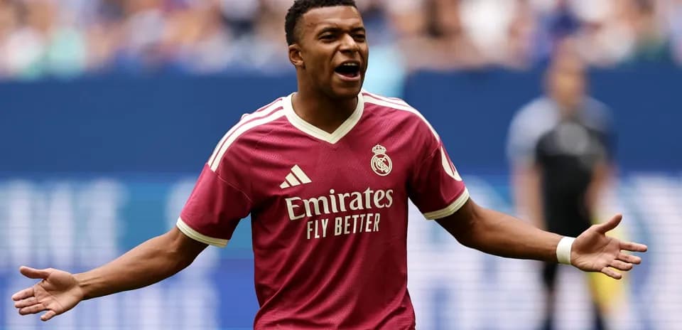 Futbolçu Kylian Mbappé meydanda əllərini açmışdır