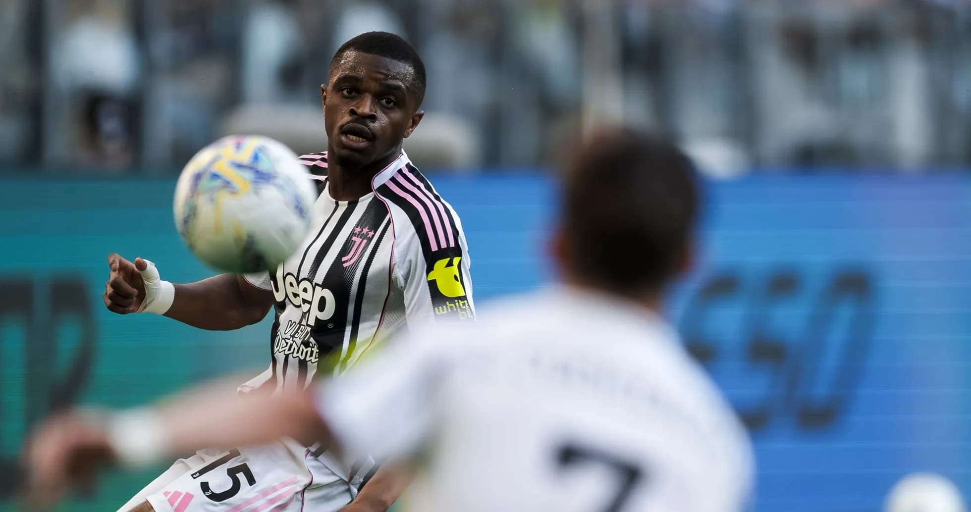 Juventus futbolçusu topa zərbə vurur
