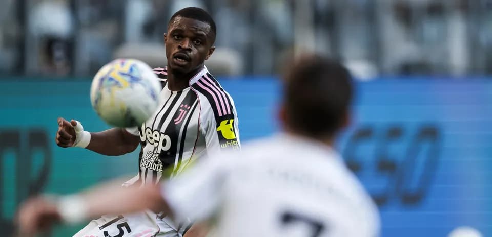 Juventus futbolçusu topa zərbə vurur