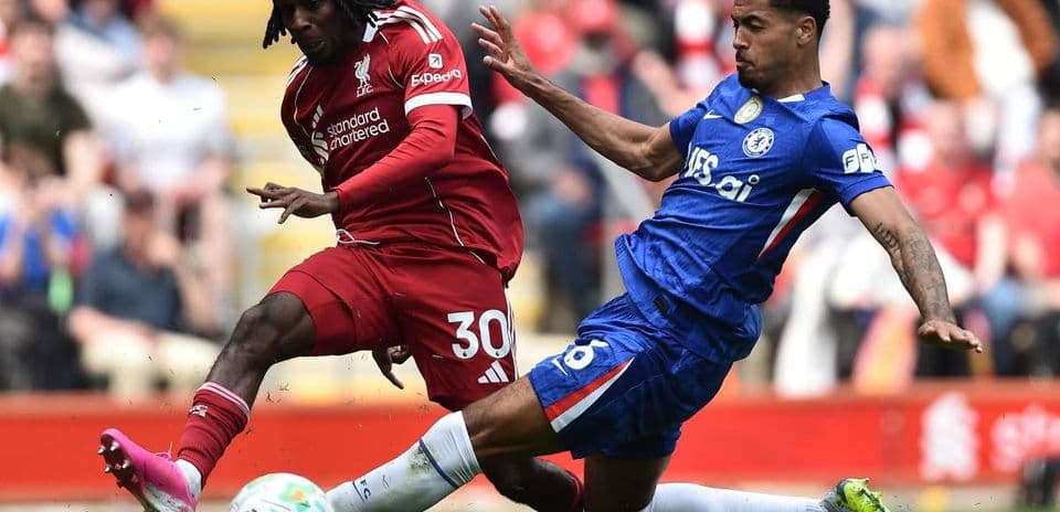 Liverpool and Chelsea players challenging for the ball
