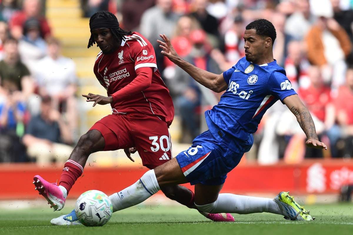 Liverpool and Chelsea players challenging for the ball