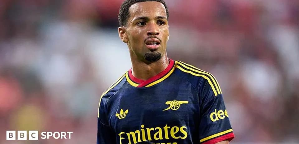 Futbolçu Arsenal formasında oyun sahasında