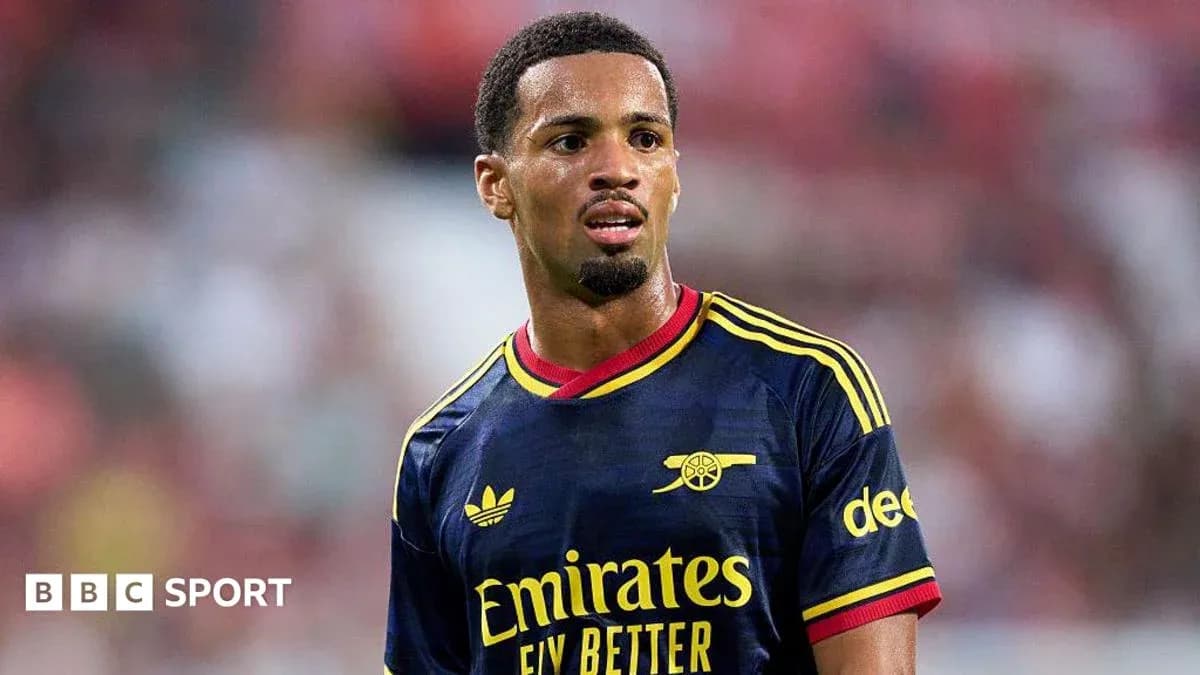 Futbolçu Arsenal formasında oyun sahasında