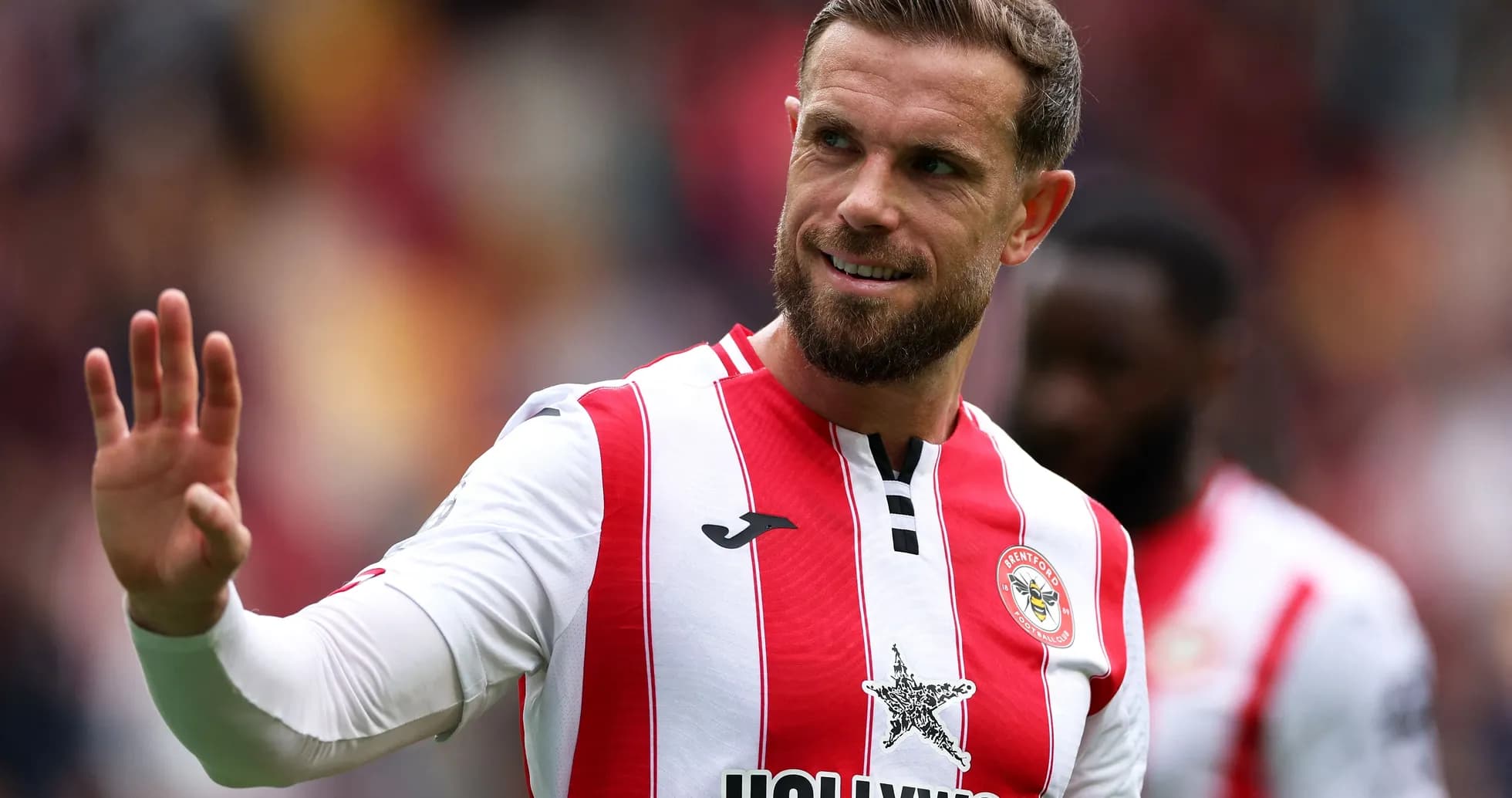 Futbolçu Brentford formasında oyunu selamlayır