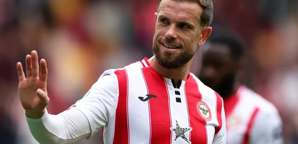 Futbolçu Brentford formasında oyunu selamlayır