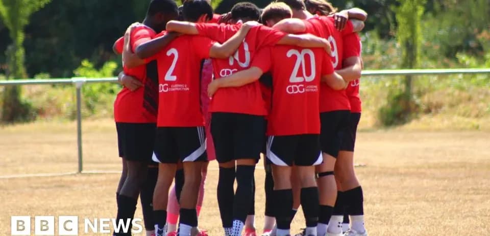 Futbol komandası huddle halında toplanıb